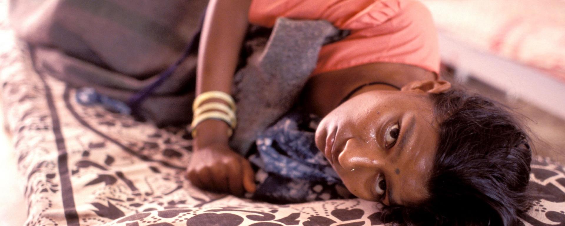 Woman with AIDS in a hospital in India (© John Isaac / World Bank)
