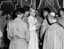 Members of Canada's Royal 22e Regiment in Audience with Pope Pius XII, 1944 / Wikimedia
